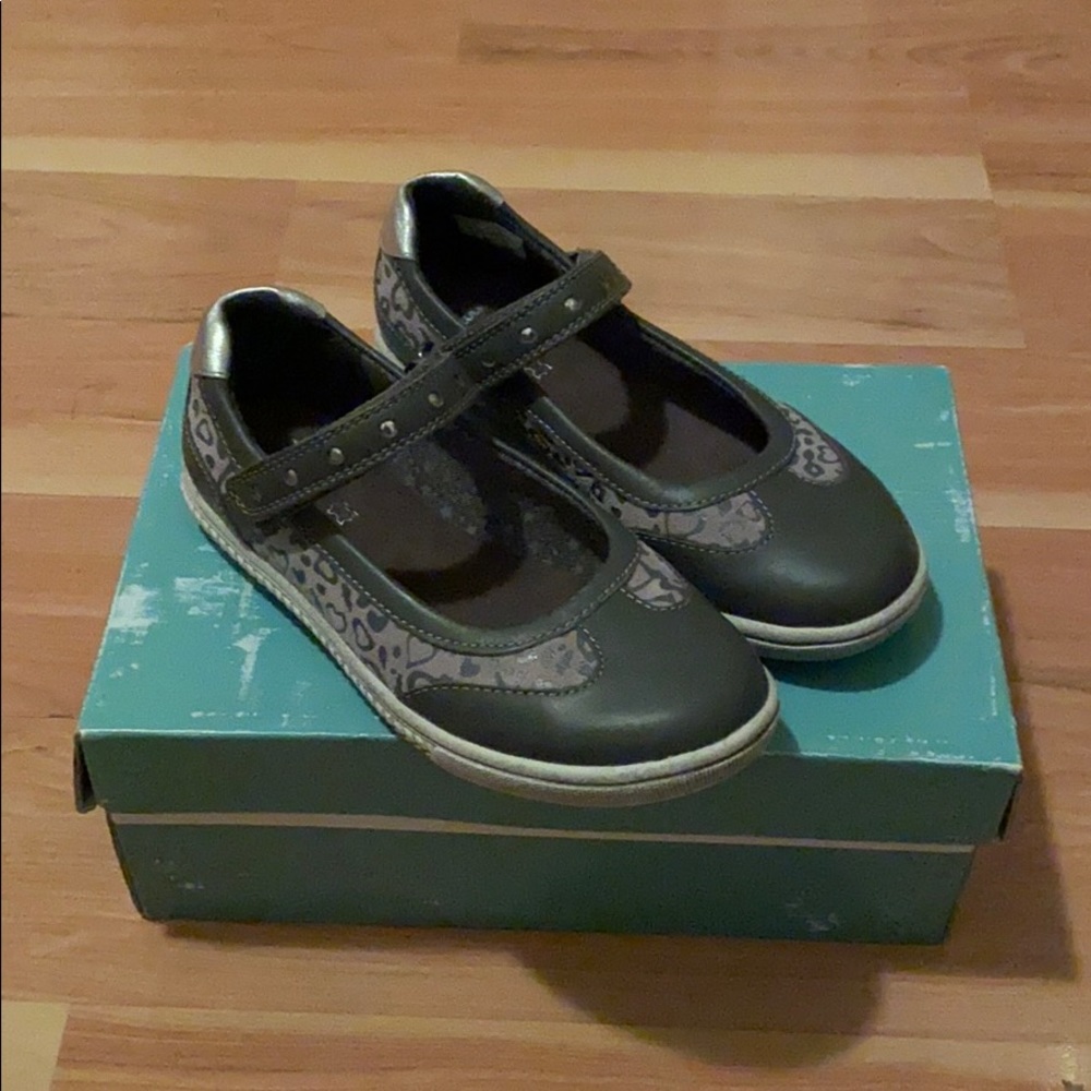 Clarks - Picture 3 of 5